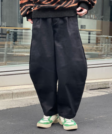 カーブワイドパンツ