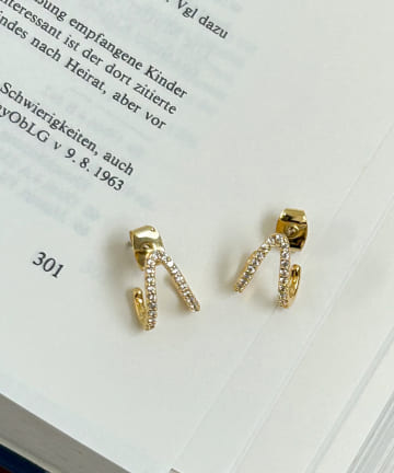 【WEB限定】キュービックジルコニアトライアングルピアス