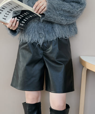 レザーショートパンツ