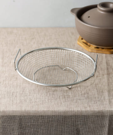 3COINS(スリーコインズ) 盛り網／鍋を囲む食卓