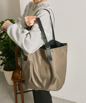 ear PAPILLONNER(イア パピヨネ) SNS総再生数350万越え！《裏地がかわいい！/A4サイズ対応》アジャスタートートバッグ