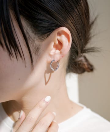 ear PAPILLONNER(イア パピヨネ) 《ジルコニア使用》パヴェひねりフープピアス