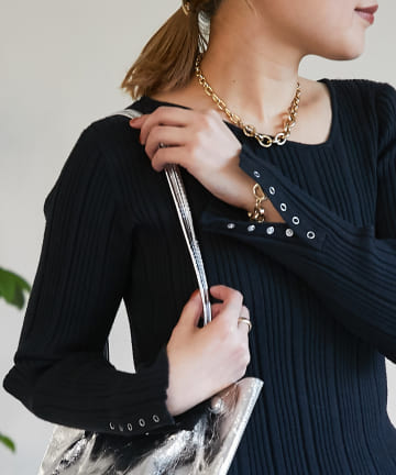 un dix cors(アンディコール) アシメVネック袖釦ニット