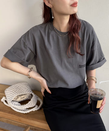 DISCOAT(ディスコート) 【ユニセックス】《WEB限定》ピグメントワンポイント刺繍Tシャツ