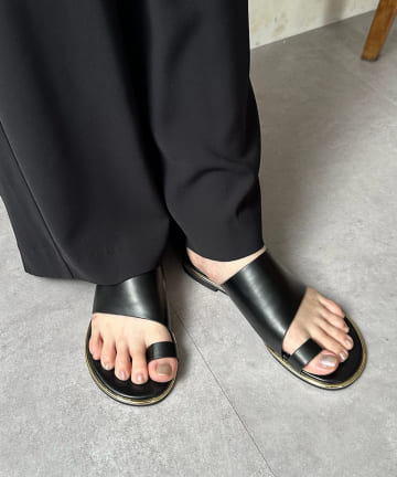 DOUDOU(ドゥドゥ) 【WEB限定】ゴールドピーストングサンダル