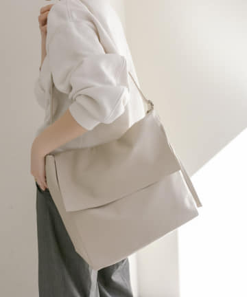 OUTLET(アウトレット) 【ear PAPILLONNER】《牛革》シンプルフラップショルダーバッグ
