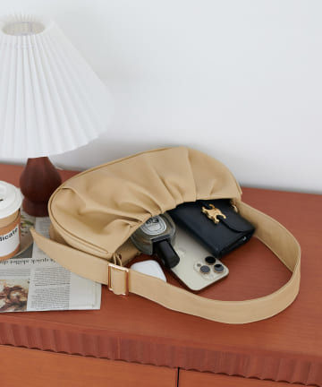 ギャザーハーフムーンバッグ