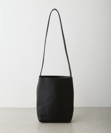 《ARRHE STUDIO》レザーショルダーバッグ