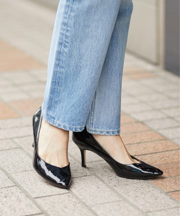 Vカットレザーパンプス