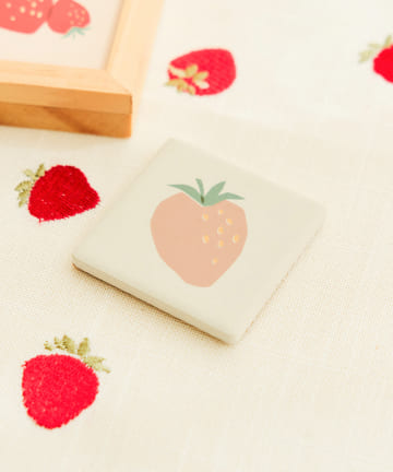 salut!(サリュ) いちごタイル：5×5cm／strawberry