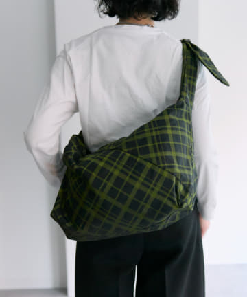 ear PAPILLONNER(イア パピヨネ) 《軽量/A4サイズ対応/旅行におすすめ》切り替えチェックショルダーバッグ