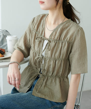 DISCOAT(ディスコート) 【WEB限定】シアーストライプ前リボンブラウス