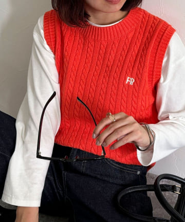 FREDY & GLOSTER(フレディ アンド グロスター) FR刺繍ケーブル柄ニットベスト