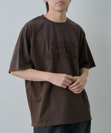 COLONY 2139(コロニー トゥーワンスリーナイン) スプレー加工アップリケロゴTシャツ