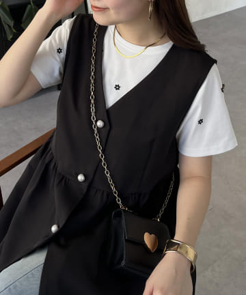 フラワー刺繍Tシャツ