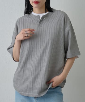 COLONY 2139(コロニー トゥーワンスリーナイン) エアリーアイレットヘンリーネック半袖Tシャツ