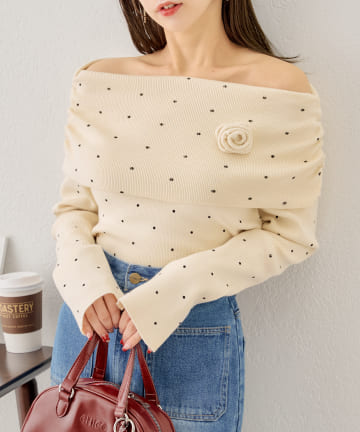 OUTLET(アウトレット) 【Chico】ローズコサージュ付きオフショルニット