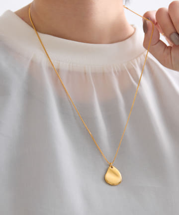 ear PAPILLONNER(イア パピヨネ) 雫型プレートネックレス