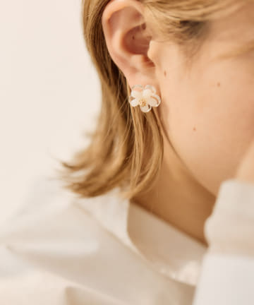 ear PAPILLONNER(イア パピヨネ) 《WEB限定》ホワイトフラワーピアス
