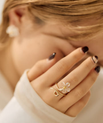 ear PAPILLONNER(イア パピヨネ) 《WEB限定》クリスタルフラワーリング