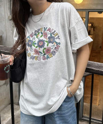 DISCOAT(ディスコート) 【ユニセックス】フラワーモチーフ刺繍ロゴTシャツ
