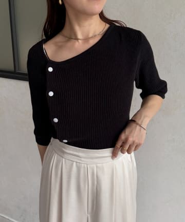 Thevon.(ゼヴォン) アシメネックボタンデザイン5分袖ニット
