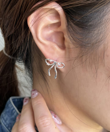 【ホワイトメタル】ビジューリボンピアス