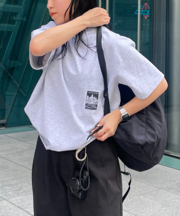 COLONY 2139(コロニー トゥーワンスリーナイン) 【LEI企画 / UNISEX】サイドプリントＴシャツ