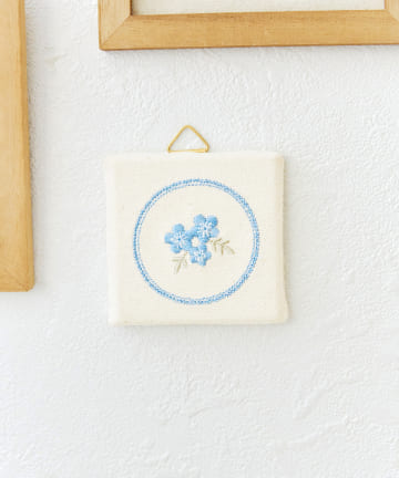 salut!(サリュ) ネモフィラ刺繍ファブリックパネル