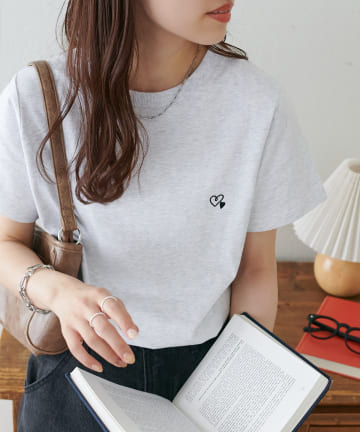 DISCOAT(ディスコート) 【9色展開】線抜きハート刺繍コンパクト半袖Tシャツ《WEB限定》