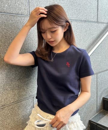 RAY CASSIN(レイカズン) 胸刺繍サイドギャザーTシャツ