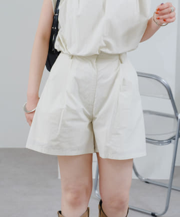 タックボリュームショートパンツ