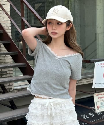 レースVネックギャザーコンパクトTシャツ