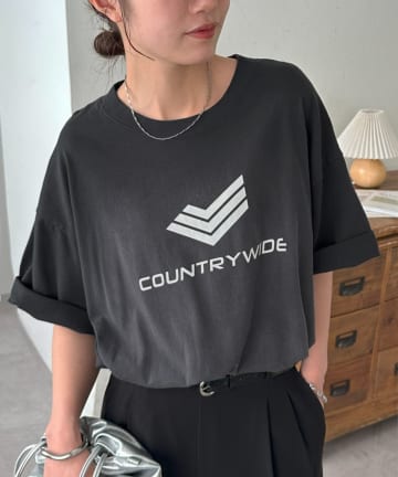 DISCOAT(ディスコート) 【ユニセックス】スプレー加工コーポレートグラフィックTシャツ