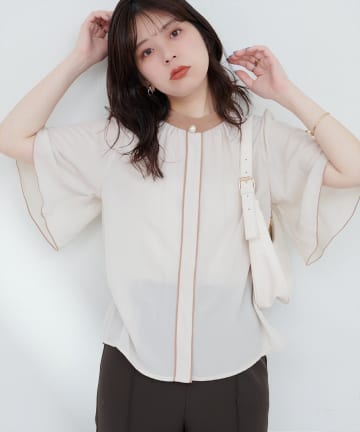 natural couture(ナチュラルクチュール) 【WEB限定】パール釦ポイントバイカラーフレア5分袖ブラウス