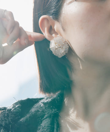 ear PAPILLONNER(イア パピヨネ) モノトーンビーズフラワーピアス