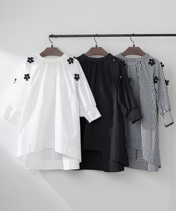 Remind me and forever(リマインドミーアンドフォーエバー) フォーマルシーンにも、花モチーフ付きブラウス