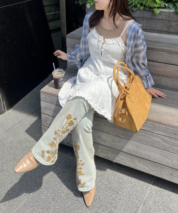 【WEB先行予約】フラワー刺繍デニムフレアパンツ