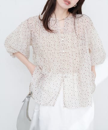 natural couture(ナチュラルクチュール) 【WEB限定】小花柄シャーリングブラウス