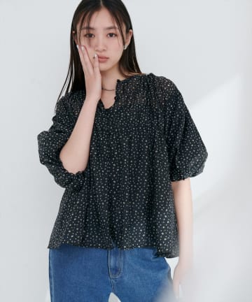 natural couture(ナチュラルクチュール) 【WEB限定】小花柄シャーリングブラウス