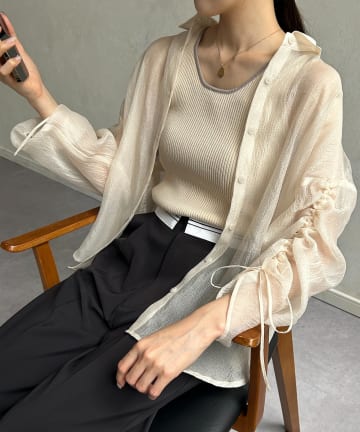 Thevon.(ゼヴォン) ラメワッシャー袖シャーリングシアーシャツ