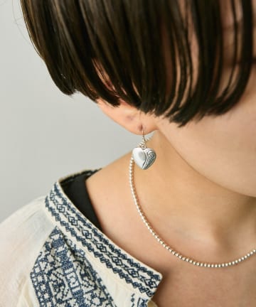 ear PAPILLONNER(イア パピヨネ) 《スターリングシルバー使用》ハーフ柄ハートピアス