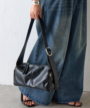 COLONY 2139(コロニー トゥーワンスリーナイン) ヴィンテージ合皮スクエアワンショルダーバッグ