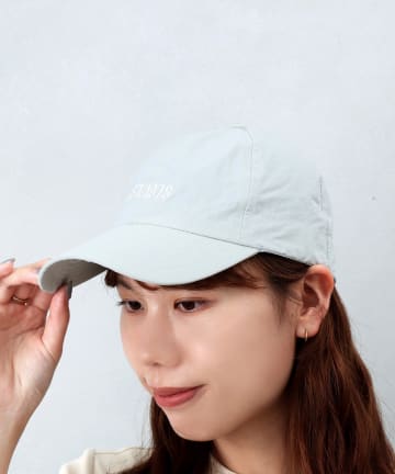 3COINS(スリーコインズ) 撥水加工ロゴ刺繍キャップ