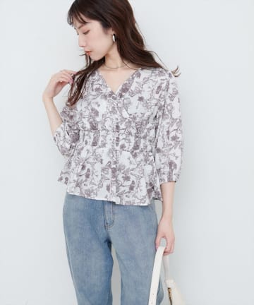 natural couture(ナチュラルクチュール) 【WEB限定】淡彩フラワーVネックペプラムブラウス