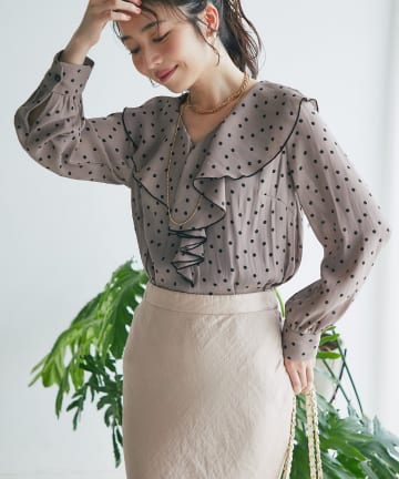 La boutique BonBon(ラブティックボンボン) 【全骨格美人見え】ドットラッフルブラウス
