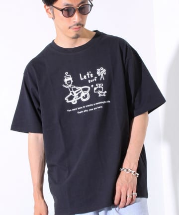 FREDY & GLOSTER(フレディ アンド グロスター) 【tuu】白黒プリントTシャツ ➀ Let's surf バイク＆サーフボード