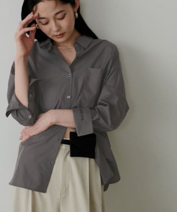 LARUTA(ラルータ) ちびロゴ刺繍ベーシックシャツ