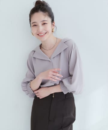 natural couture(ナチュラルクチュール) 【WEB限定】オープンカラー袖口シャーリングブラウス