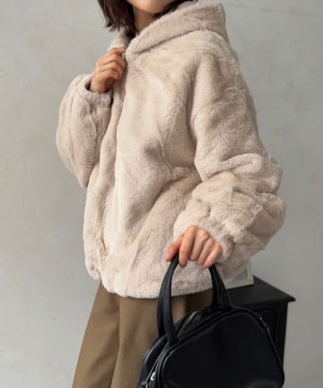 LOCUST(ローカスト) 【上品見え】ふわふわファーフードジャケット